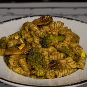 Fusilli με φυστίκι Αιγίνης, pesto, μπρόκολο & μανιτάρια